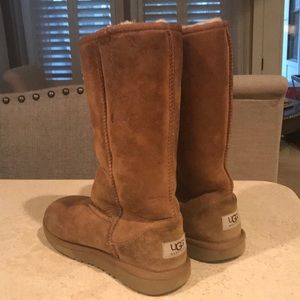 Size 4 UGG boots in great condition!